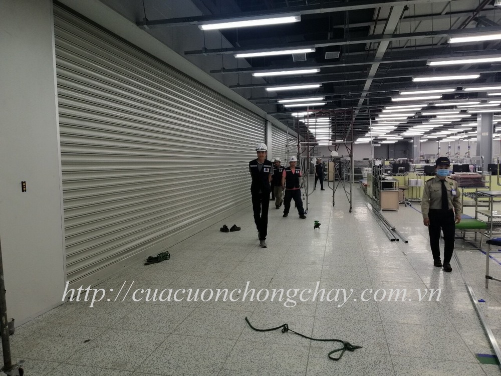 lắp cửa cuốn chống cháy rộng 12.4m