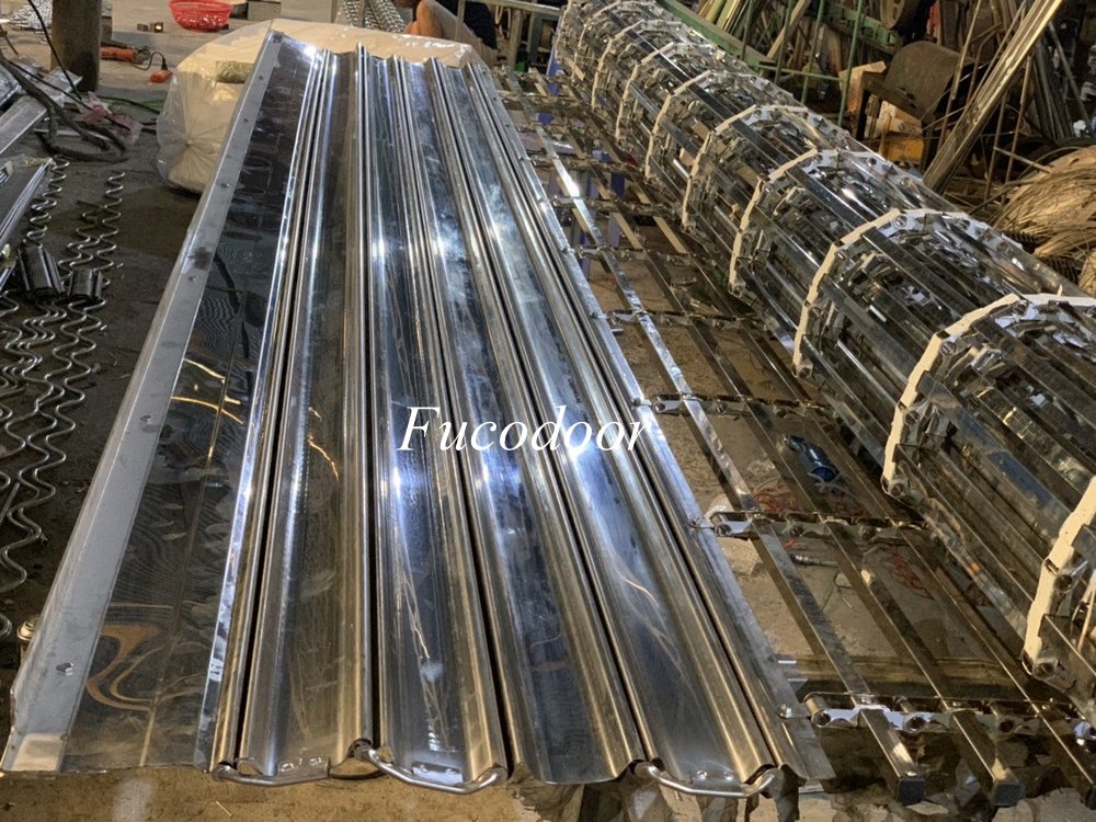 cửa cuốn khớp thoáng inox
