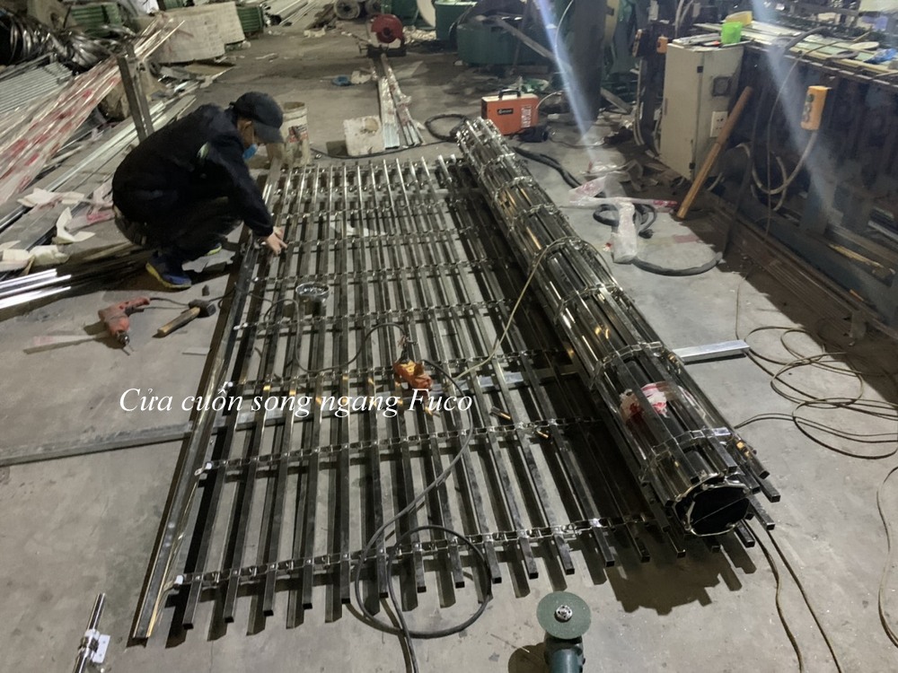 Cửa cuốn song ngang hộp 20x20, INOX 201 và INOX 304