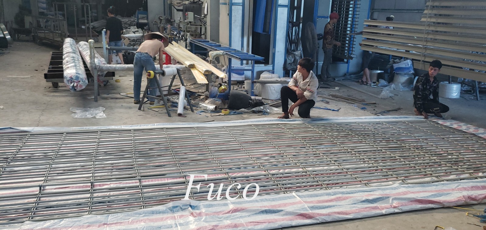 Thân cửa ống phi Ø 19 và Ø 21, độ dầy 1.1mm và 1.3mm, cửa thoáng toàn bộ nan đáy bằng hộp 25x50 hoặc 30x60, cửa kín dưới nan đáy bằng V4 hoặc V5