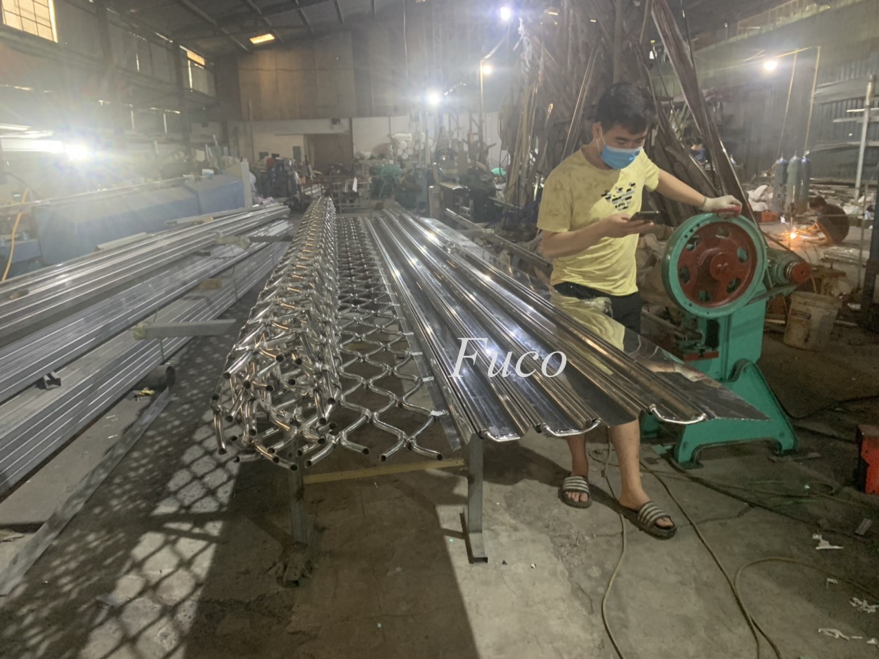 Cửa cuốn mắt võng sơn tĩnh điện và INOX 304
