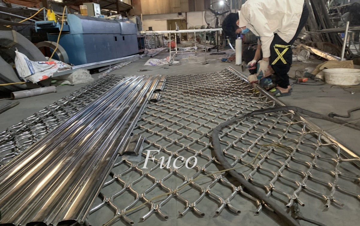 Cửa cuốn mắt võng sơn tĩnh điện và INOX 304