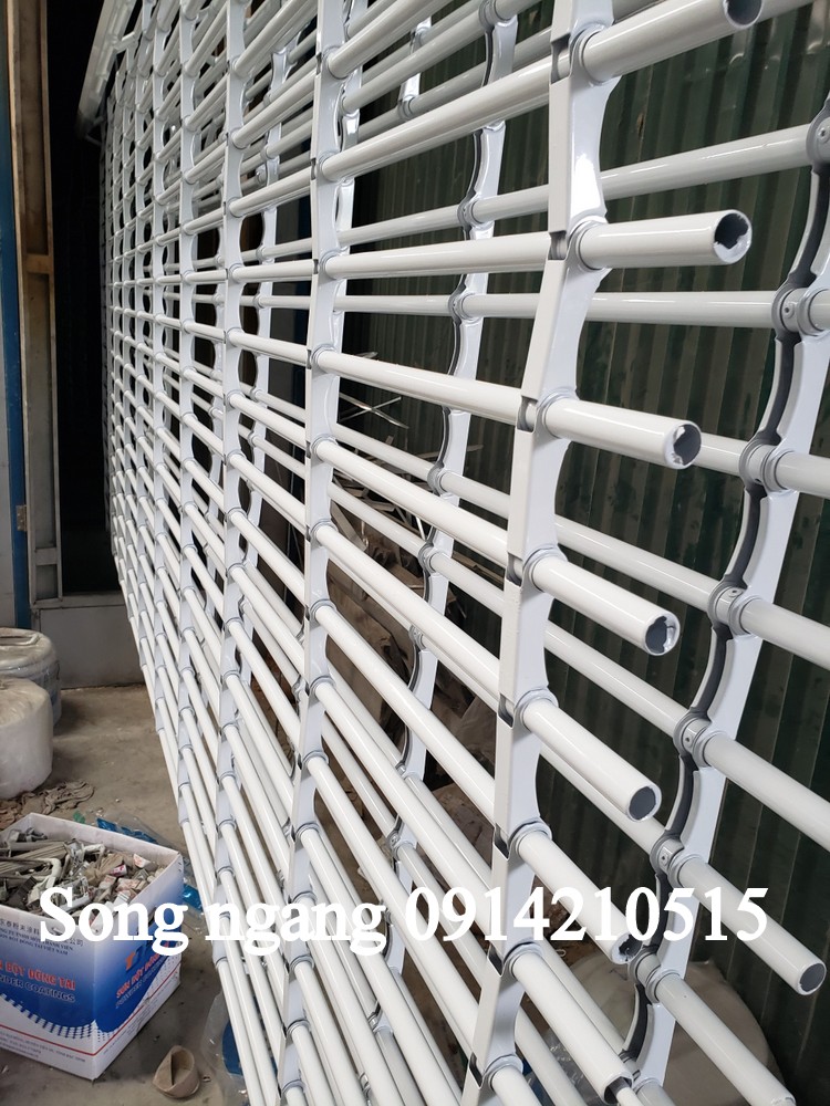 Cửa cuốn song ngang sơn tĩnh điện. Sơn tĩnh điện: Độ dầy 1.1ly, ống Ø 19 hoặc hộp vuông 20x20 Mầu sắc tùy chọn( đã có ray, trục)