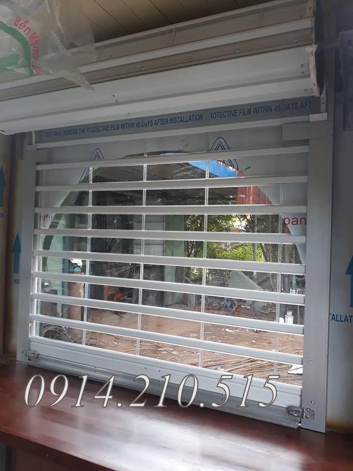 Cửa cuốn trong suốt Polycarbonate kéo tay