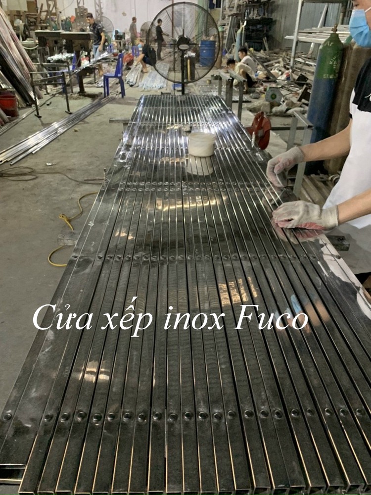 Làm cửa xếp inox fuco